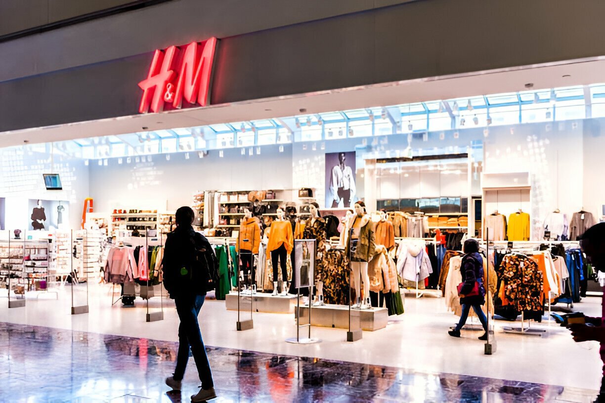 نبذة عن H&M رحلة من السويد إلى العالمية بأسعار تنافسية وموضة راقية