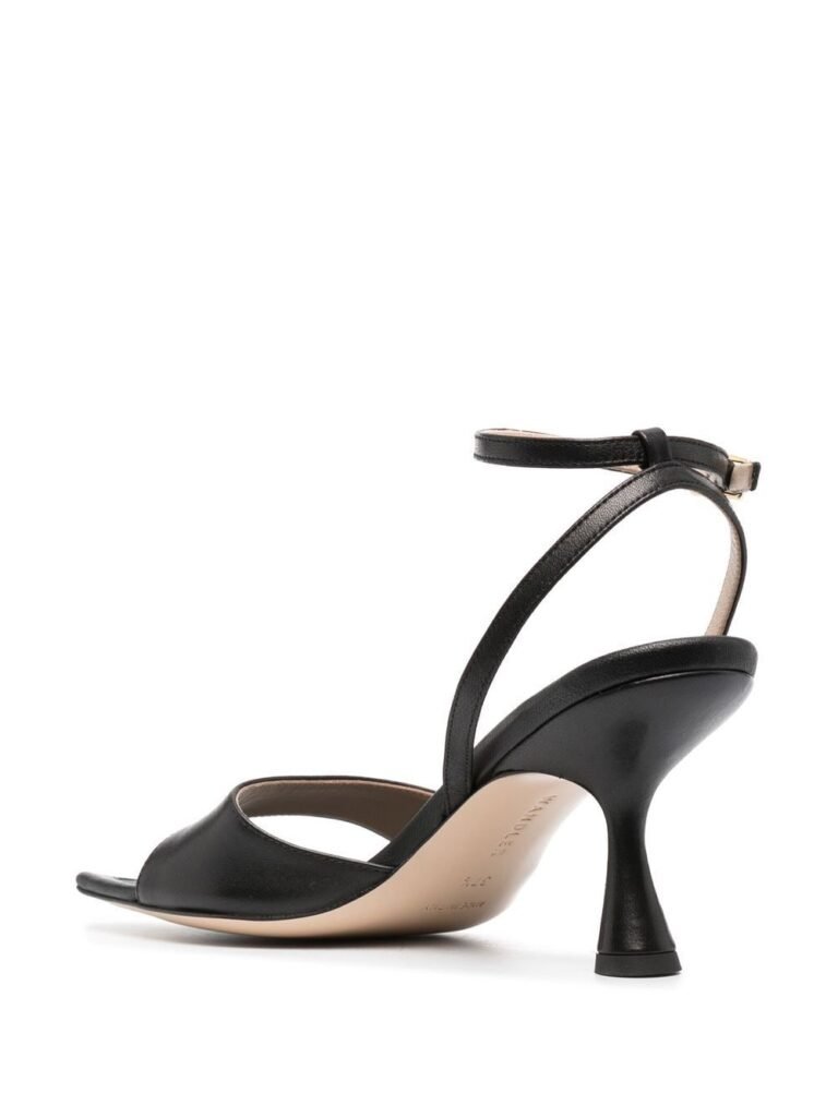 تنسيقات أنيقة: اكتشفي أحدث صيحات الموضة من FARFETCH Wandler
80mm leather heeled sandals