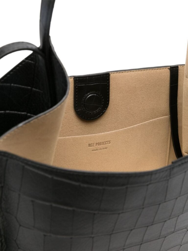 تنسيقات أنيقة: اكتشفي أحدث صيحات الموضة من FARFETCH Helene shoulder bag